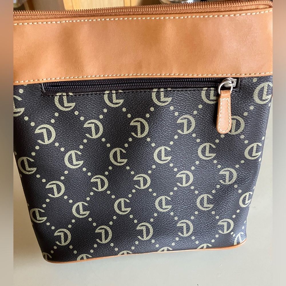 Women’s cross body zip purse
